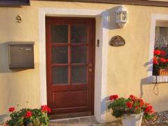 Schlichte Holzhaustür in einem denkmalgeschützten Haus