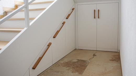 Treppenunterbau mit Auszügen auf Bodenrollen