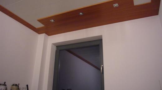 Zimmerdecke, Einfassung Lärche mit Strahler, Panelle Weißlack