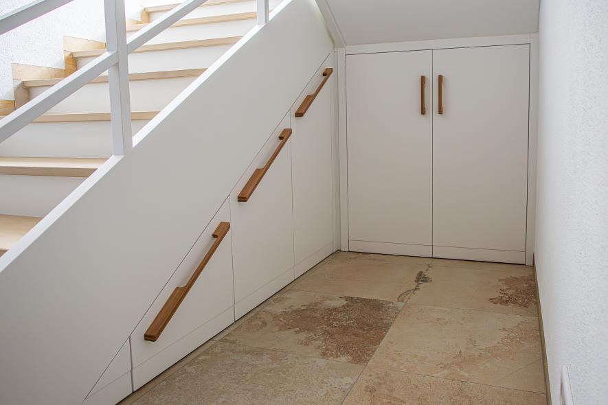 Treppenunterbau mit Auszügen auf Bodenrollen