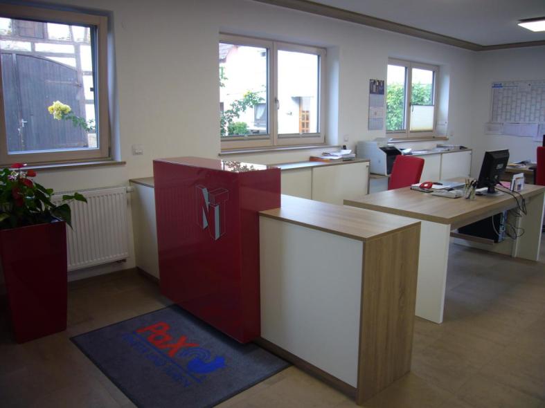 Tresen, Mittelstück Glas lackiert, Rahmen HPL, Fläche Weißlack